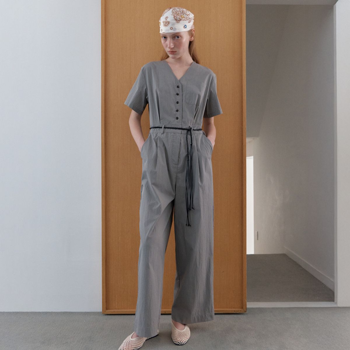 엘씨브이(LCVE) V-NECK BUTTON JUMPSUIT_LIGHT GRAY