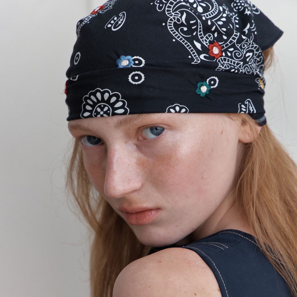 엘씨브이(LCVE) EMBROIDERY COTTON SCARF_BLACK