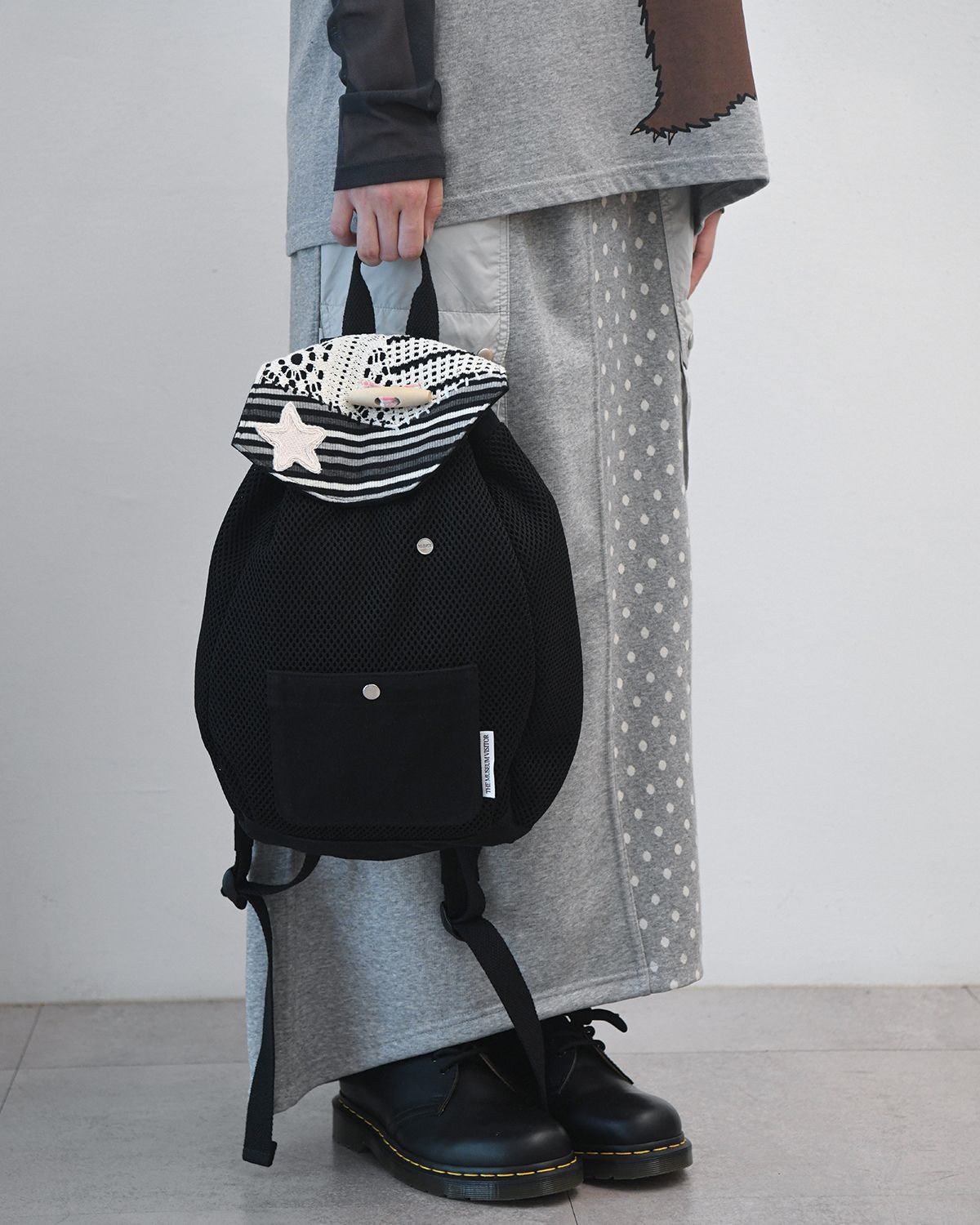 더뮤지엄비지터(THEMUSEUMVISITOR) PATCHWORK STRING MESH MINI BACKPACK (BLACK)