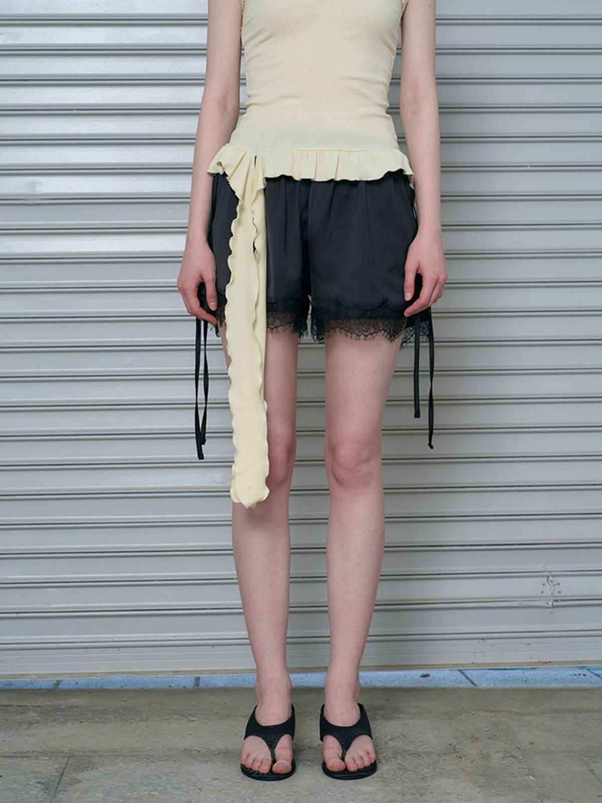 라미(RAMEE) 스트랩 포인트 샤틴팬츠 (BLACK COLOR)