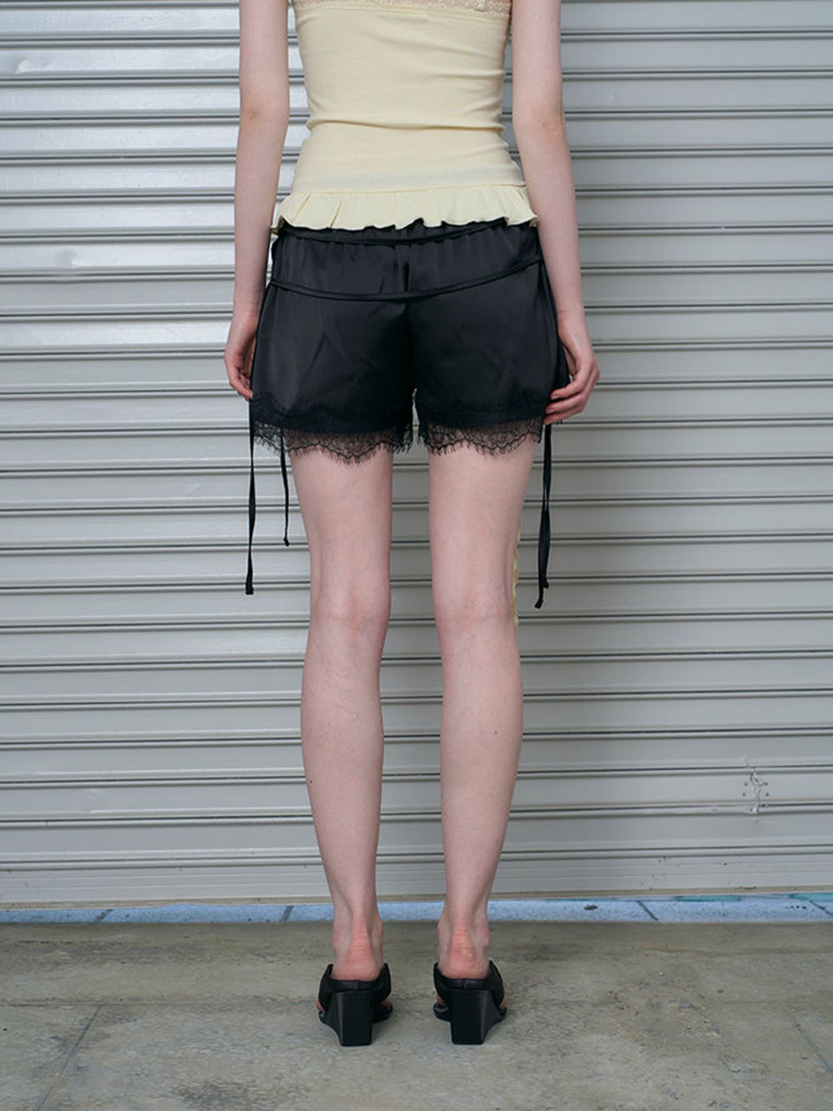 라미(RAMEE) 스트랩 포인트 샤틴팬츠 (BLACK COLOR)