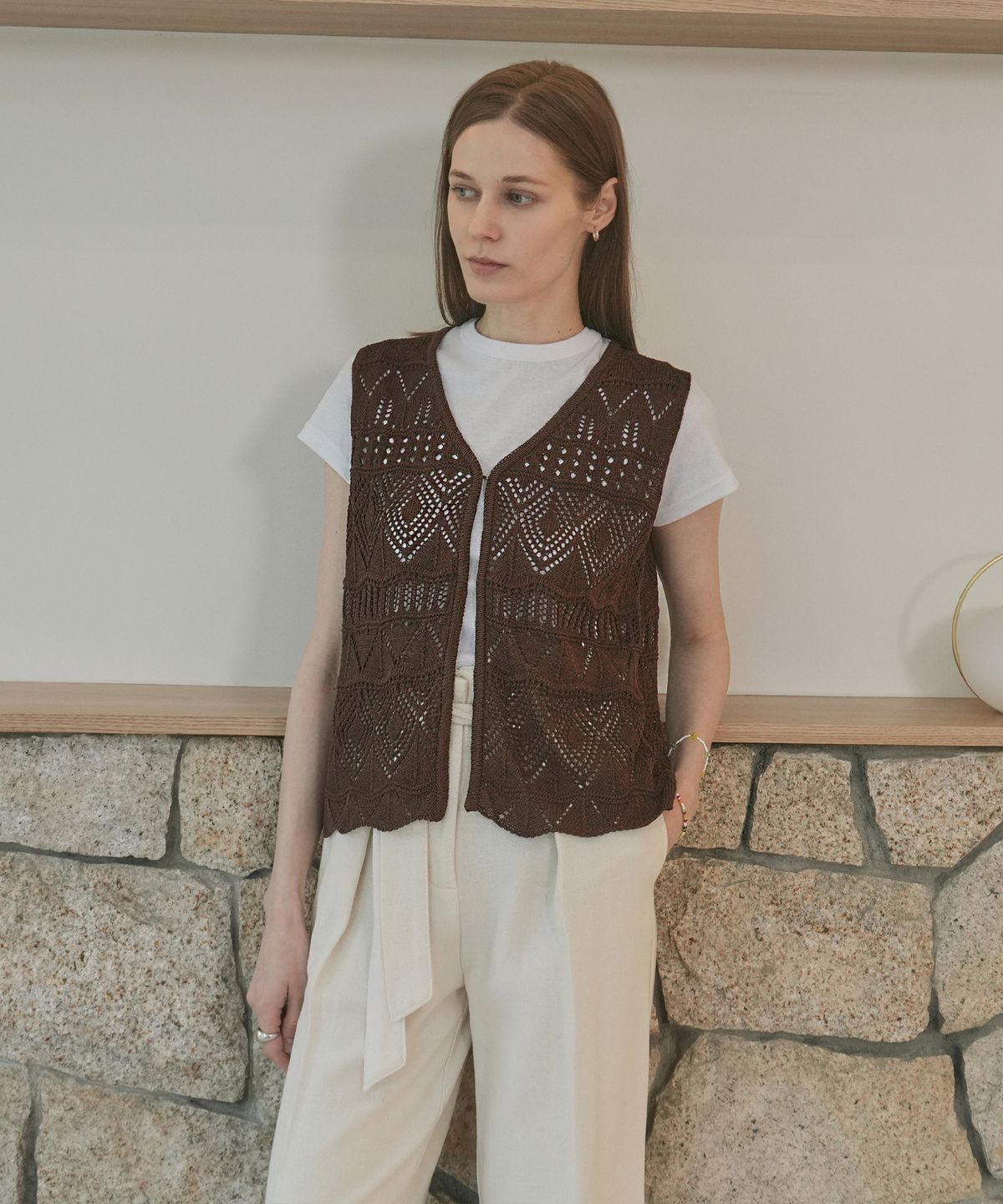 블레티(VLETI) V-Neck Hook Detail Scasi Knit Vest (brown)