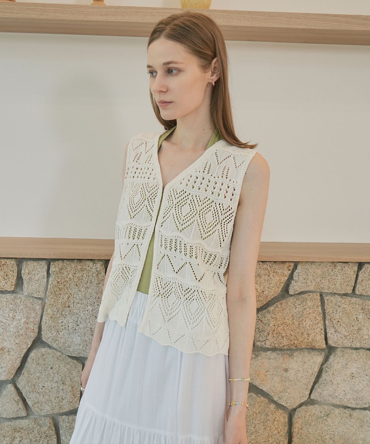 블레티(VLETI) V-Neck Hook Detail Scasi Knit Vest (ivory)
