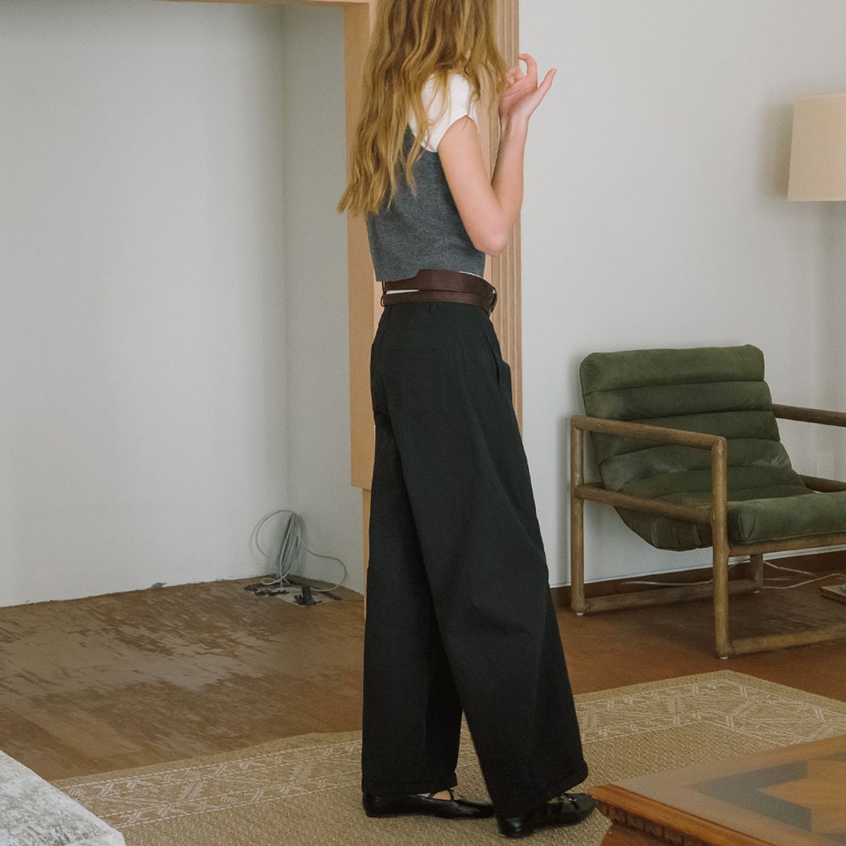 엘씨브이(LCVE) CURVED-SHAPE PANEL PANTS_WHITE