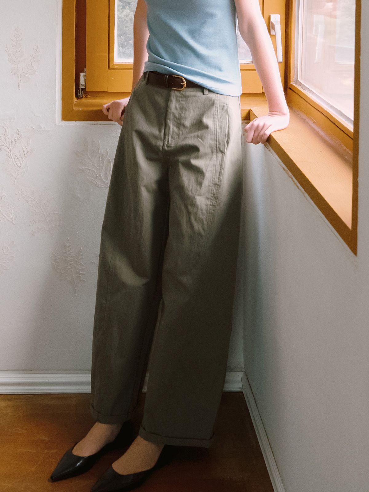 엘씨브이(LCVE) CURVED-SHAPE PANEL PANTS_KHAKI