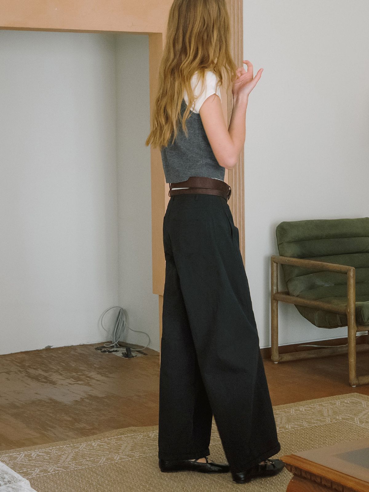 엘씨브이(LCVE) CURVED-SHAPE PANEL PANTS_KHAKI