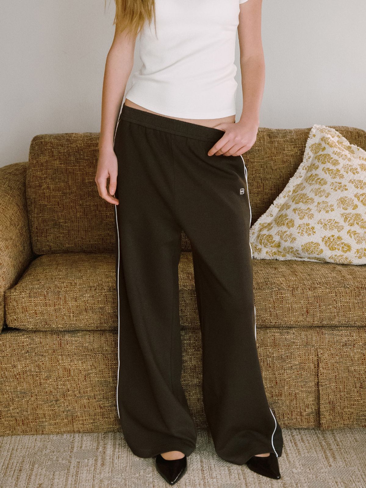 엘씨브이(LCVE) EMBROIDERY WIDE SWEAT PANTS_COCOA