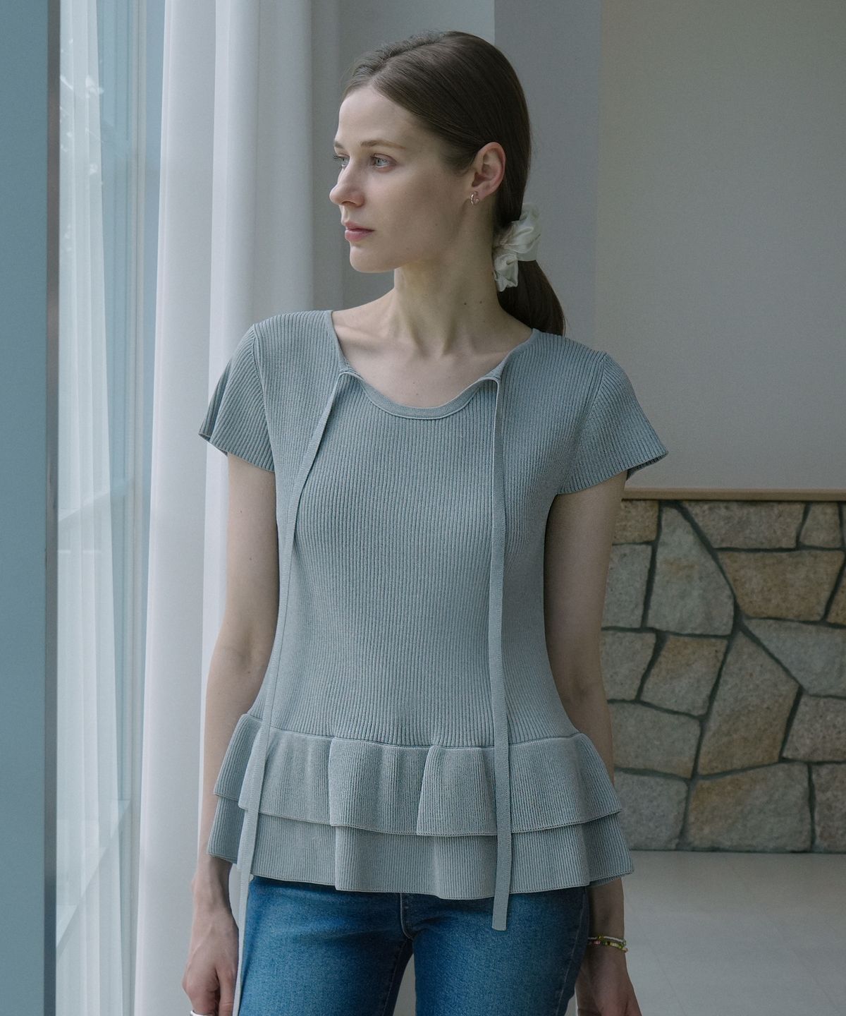 블레티(VLETI) Tie Neck Ribbon Detail Short Sleeve Frill Knit (gray)