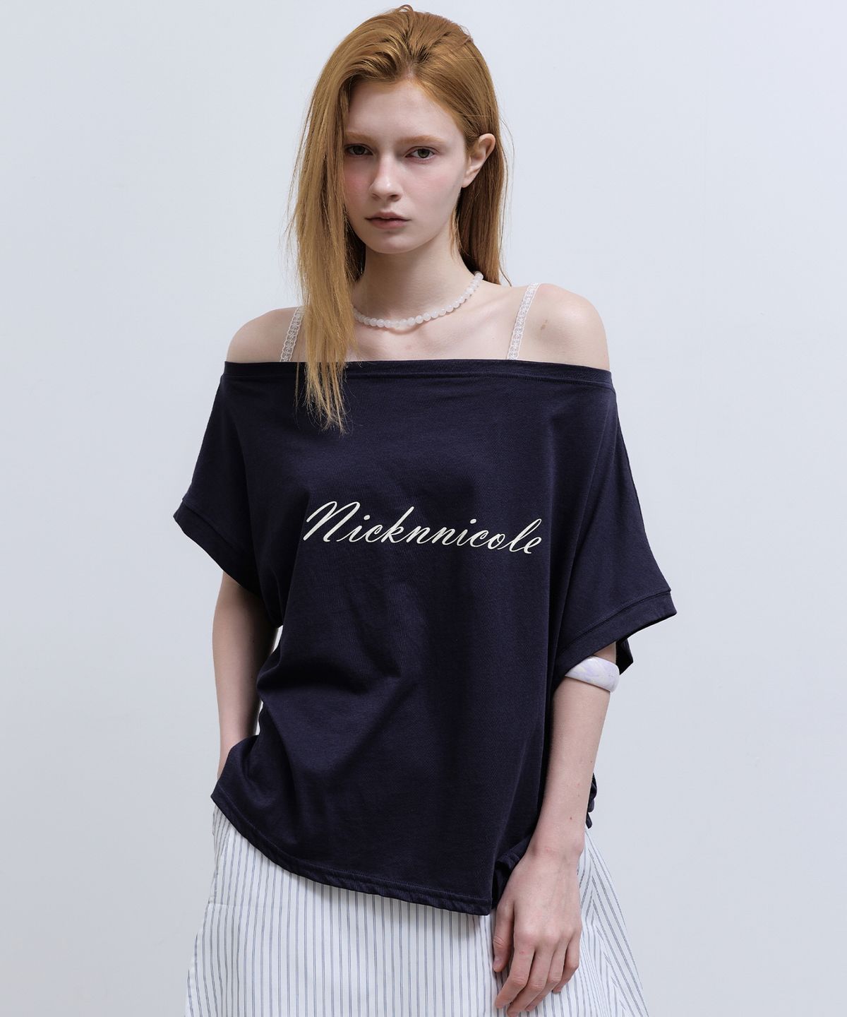 닉앤니콜(NICK&NICOLE) LETTERING OFF SHOULDER TOP_NAVY