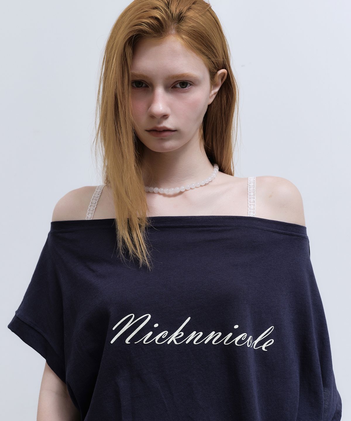 닉앤니콜(NICK&NICOLE) LETTERING OFF SHOULDER TOP_NAVY