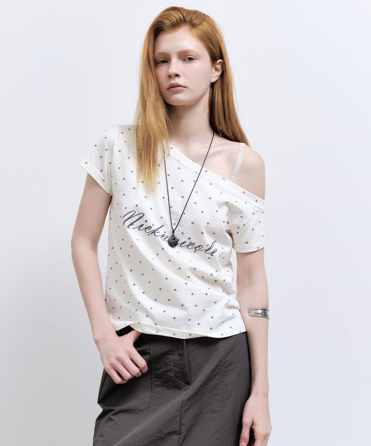 닉앤니콜(NICK&NICOLE) STAR LETTERING OFF SHOULDER TOP_CREAM