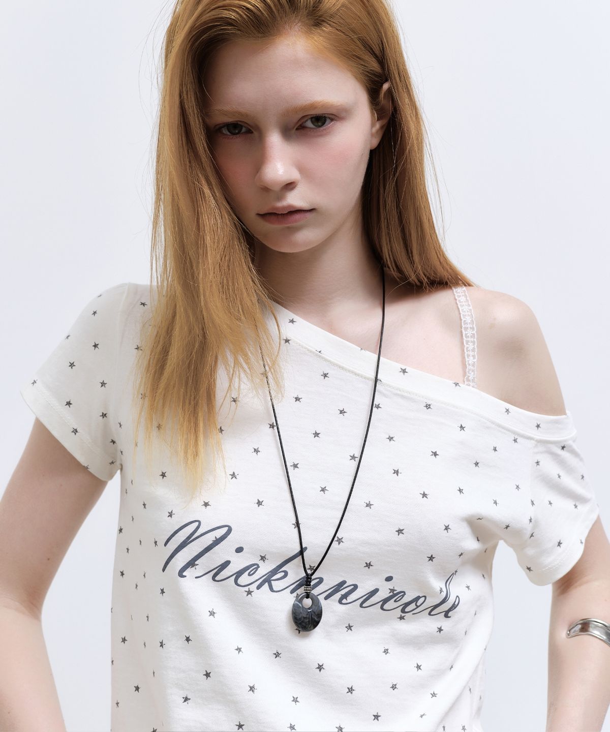 닉앤니콜(NICK&NICOLE) STAR LETTERING OFF SHOULDER TOP_CREAM