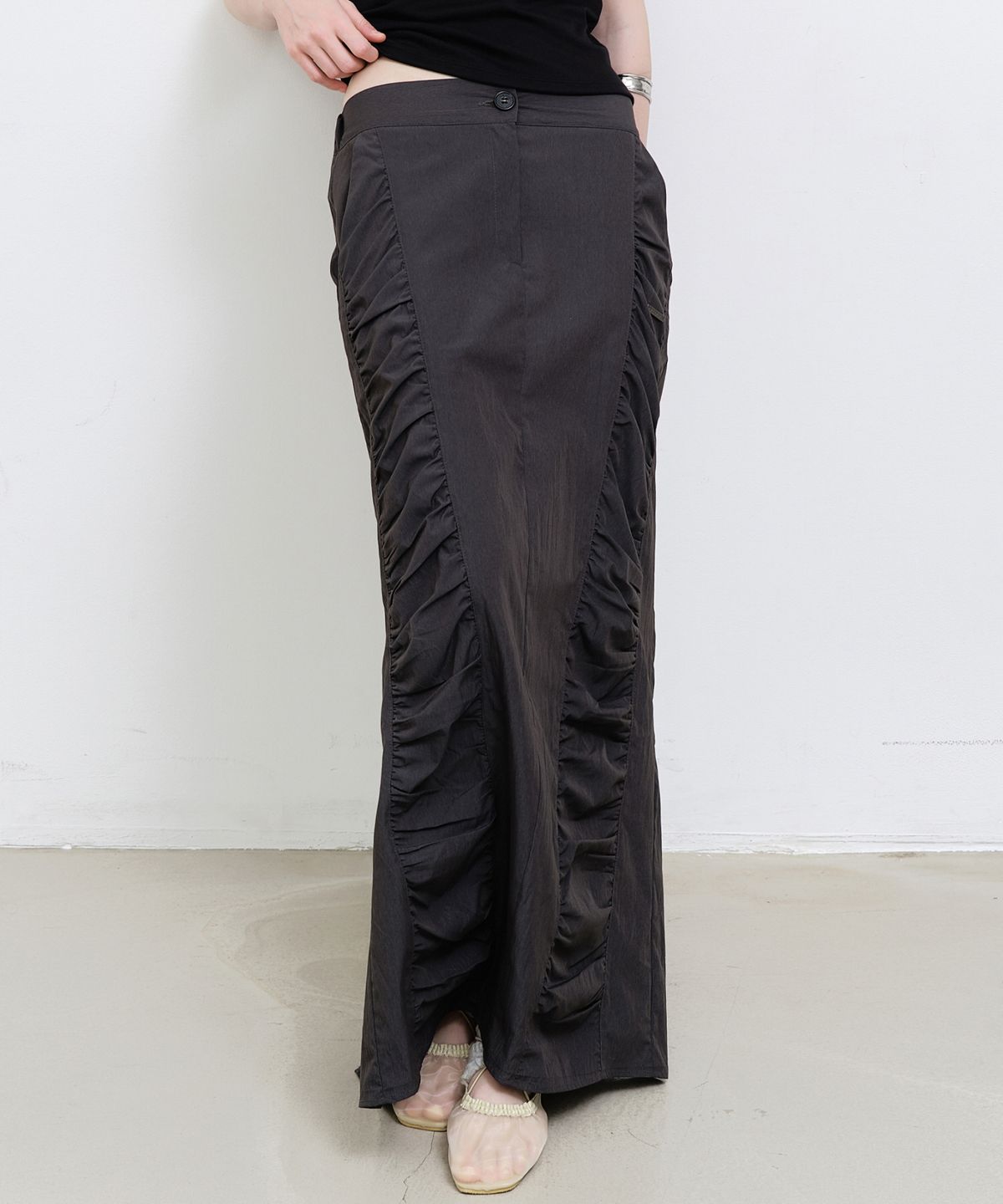 닉앤니콜(NICK&NICOLE) SHIRRING PANEL LONG SKIRT_CHARCOAL