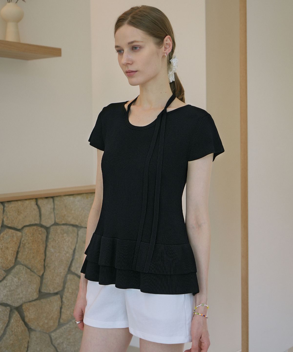 블레티(VLETI) Tie Neck Ribbon Detail Short Sleeve Frill Knit (black)