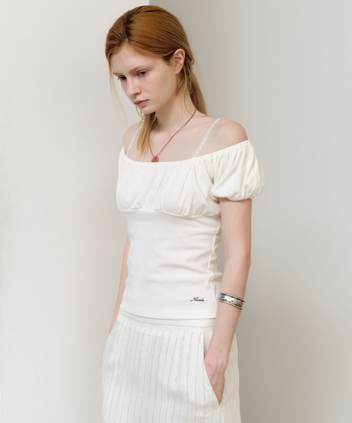 닉앤니콜(NICK&NICOLE) OFF SHOULDER RUFFLE TOP_IVORY