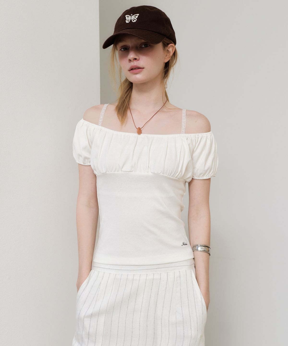 닉앤니콜(NICK&NICOLE) OFF SHOULDER RUFFLE TOP_IVORY