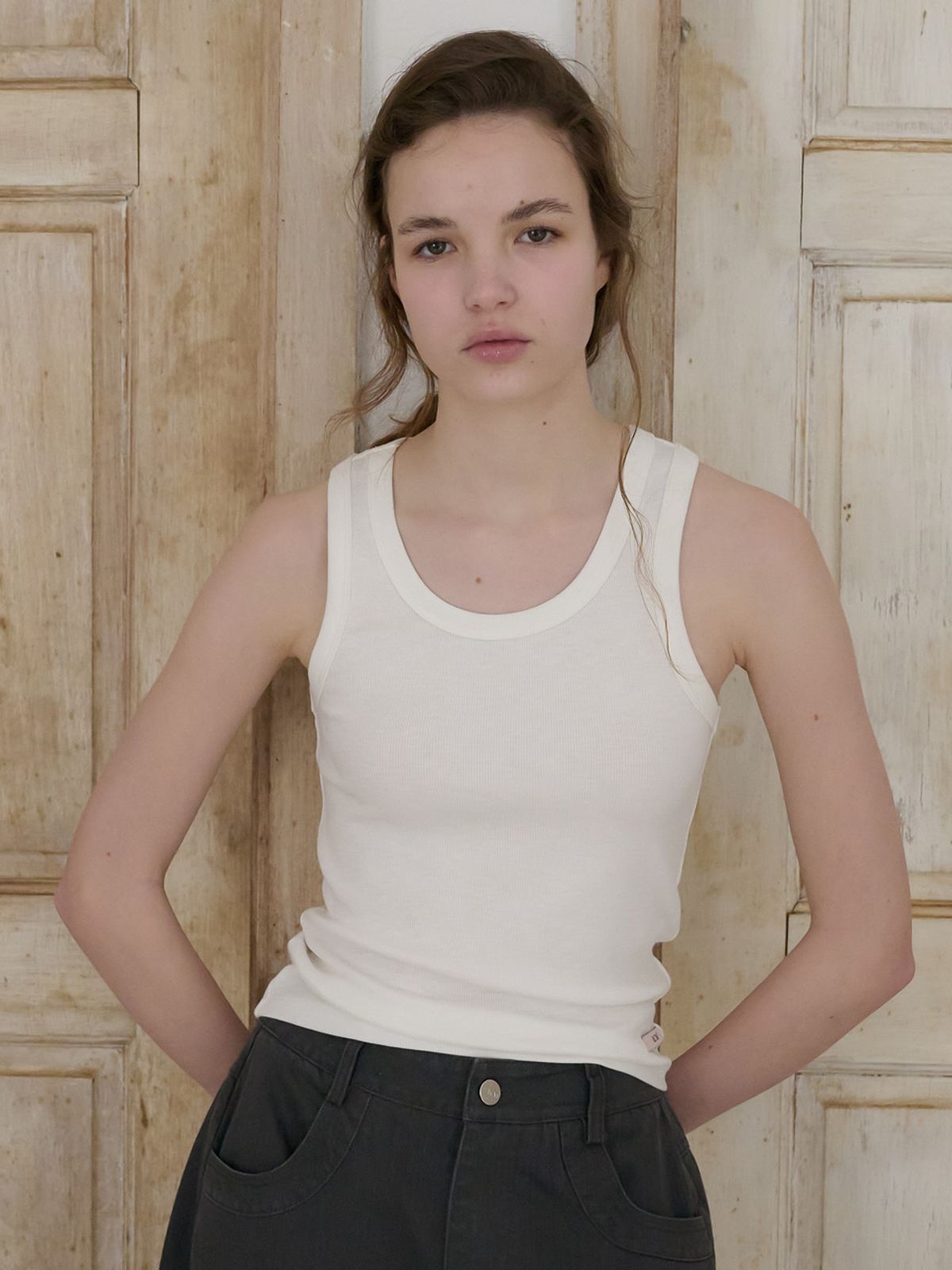 엘씨브이(LCVE) BASIC LOGO SLEEVELESS TOP_WHITE