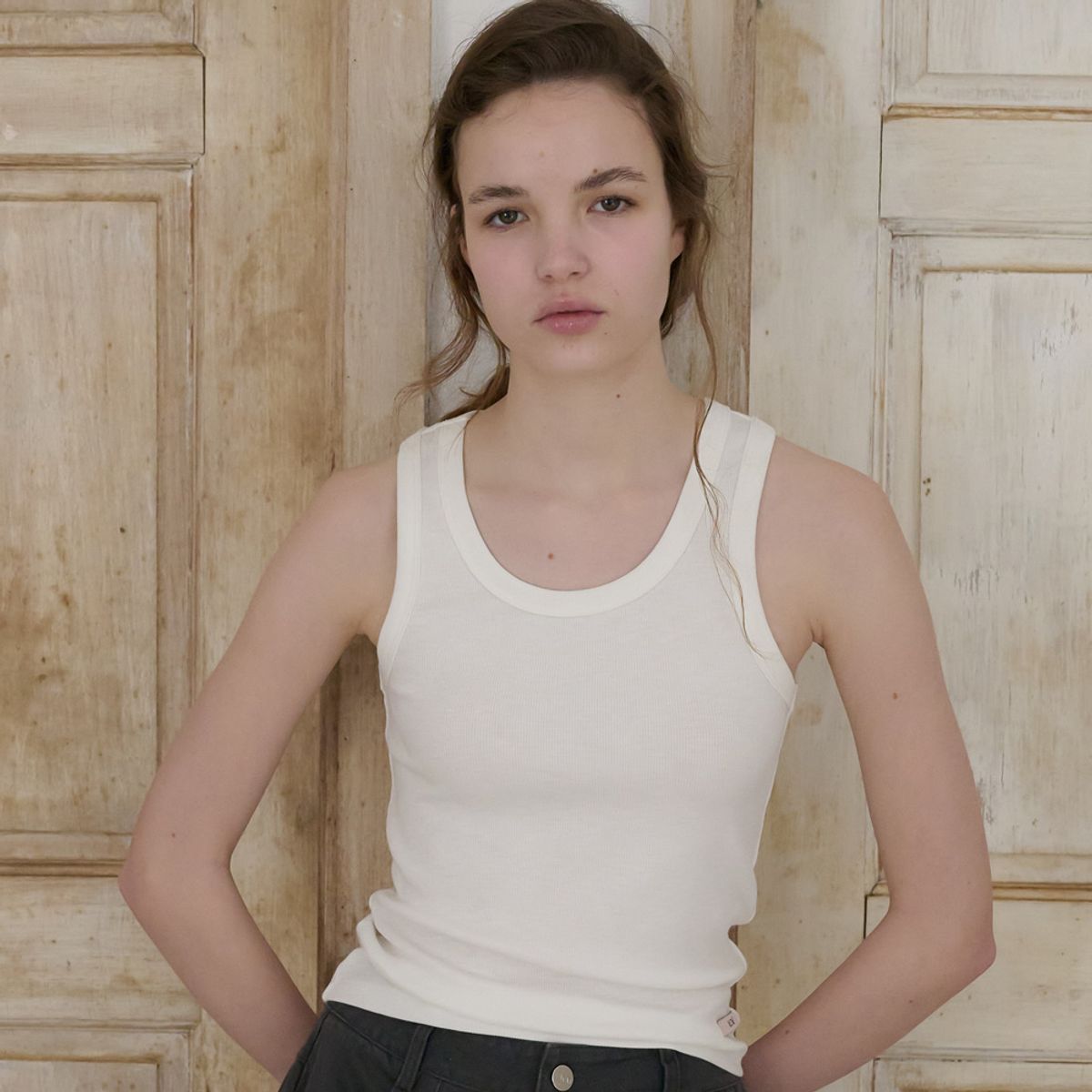 엘씨브이(LCVE) BASIC LOGO SLEEVELESS TOP_WHITE