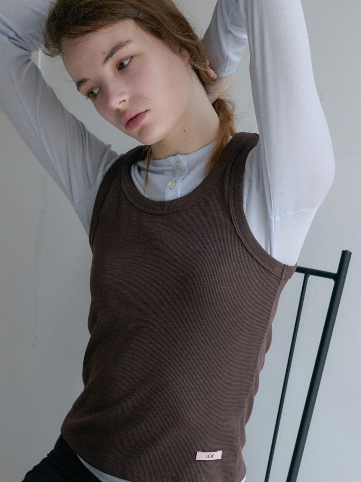 엘씨브이(LCVE) BASIC LOGO SLEEVELESS TOP_BROWN