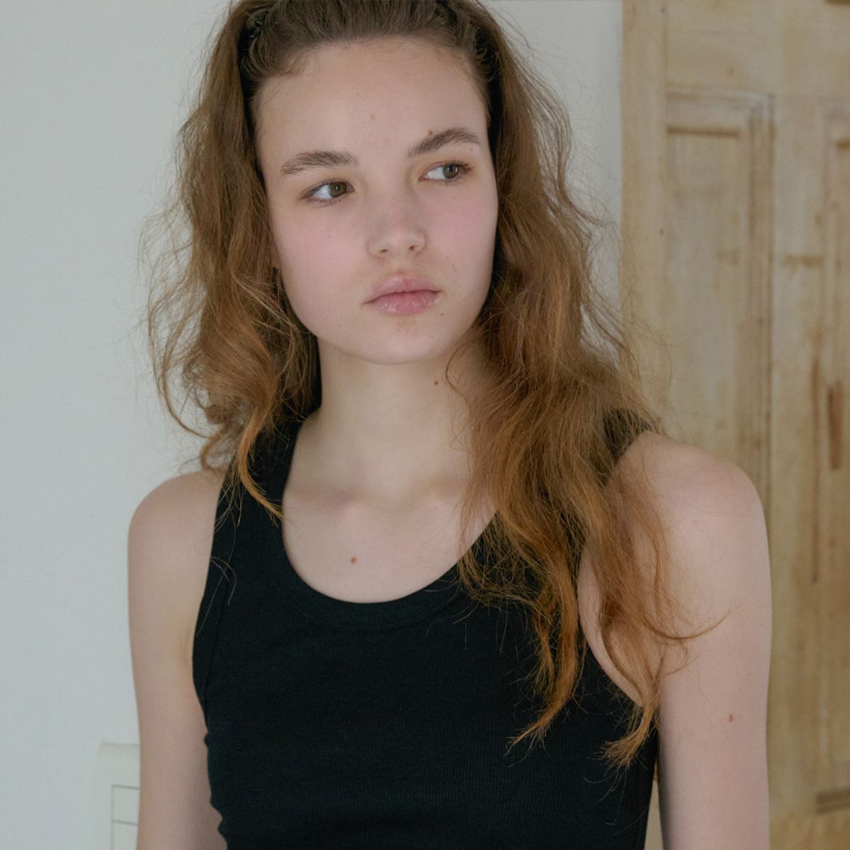 엘씨브이(LCVE) BASIC LOGO SLEEVELESS TOP_BLACK