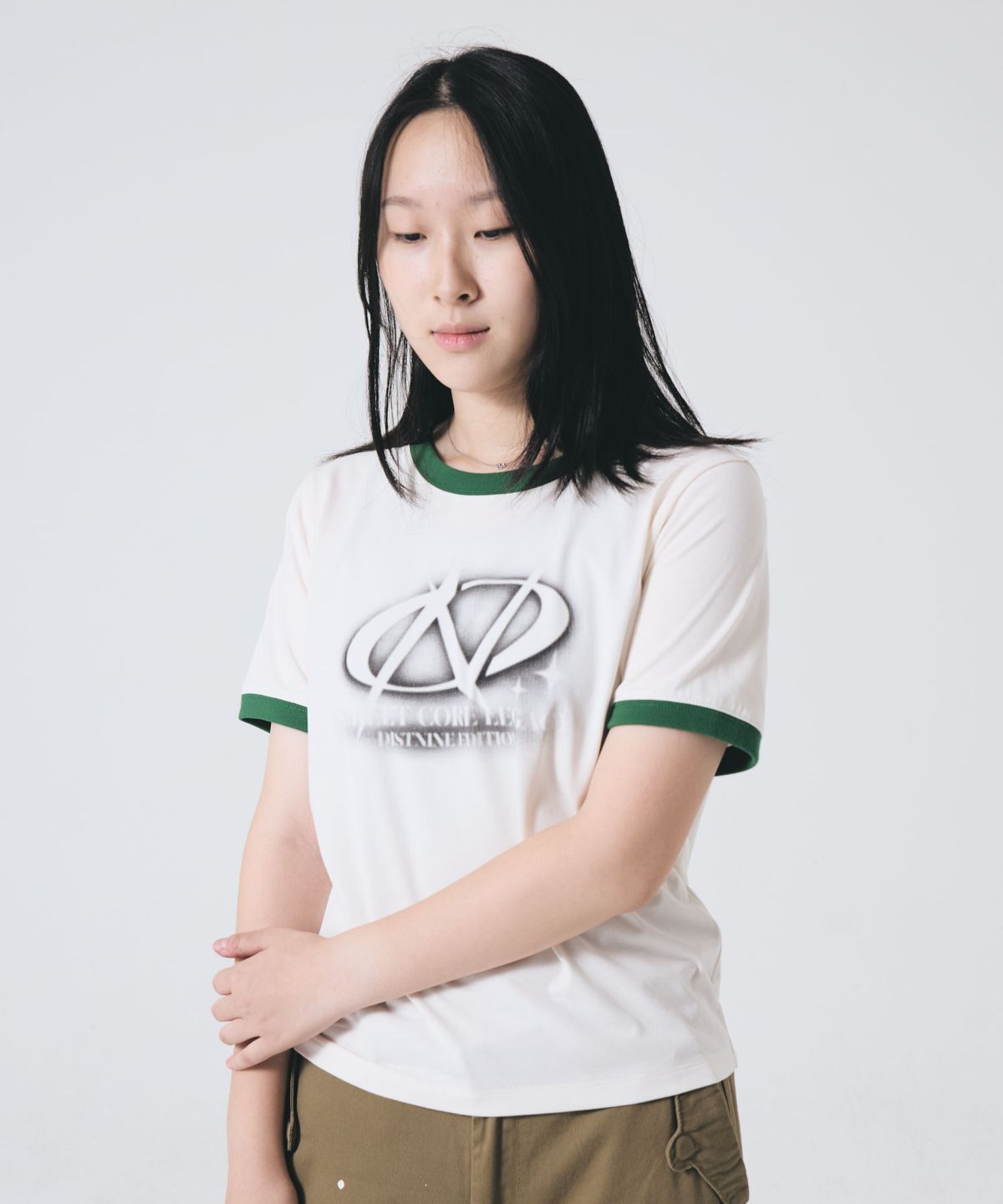 디스트나인(DISTN9NE) 오벌 로고 슬림 링거 반팔티 LQ3TF609_IVORY