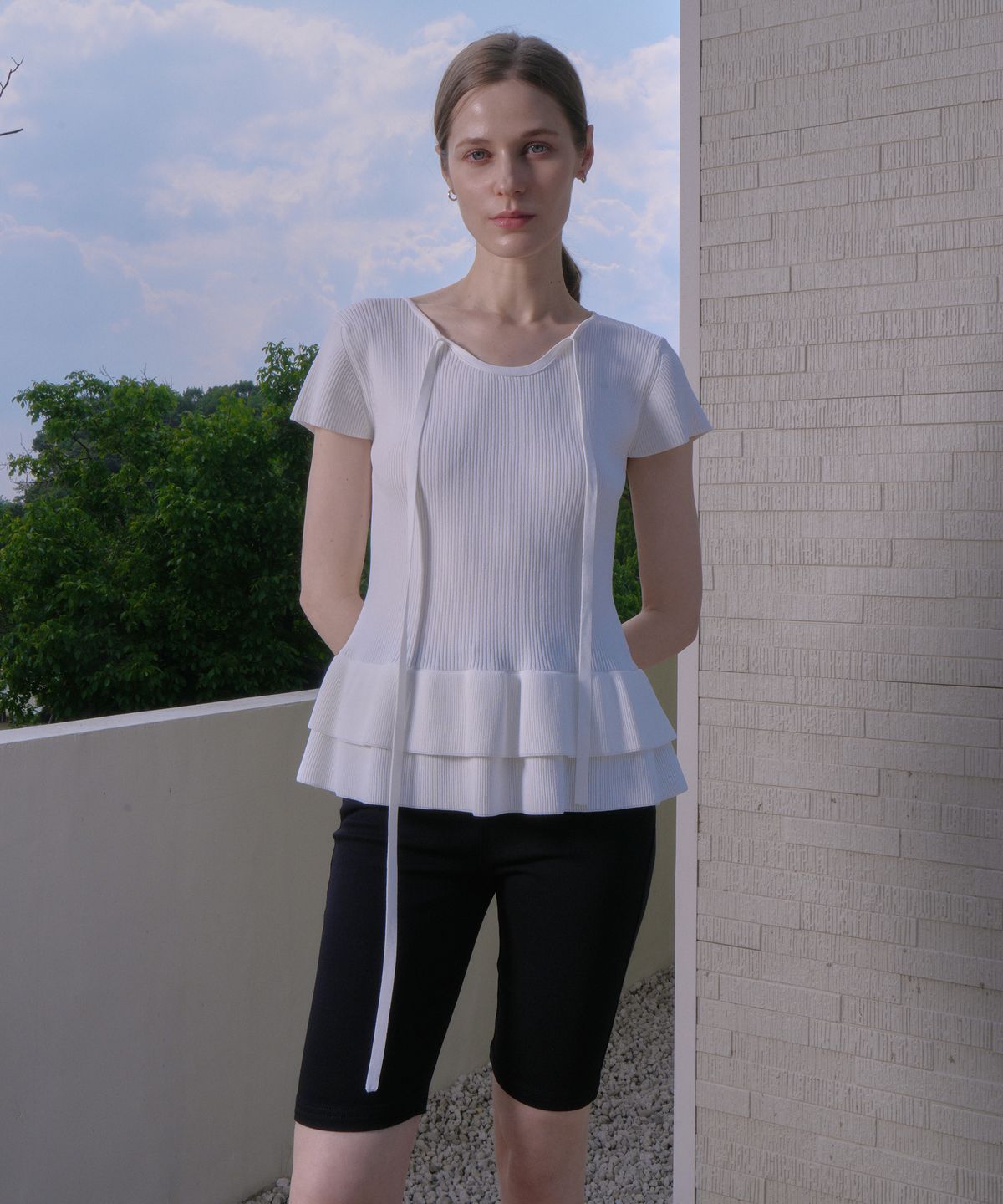 블레티(VLETI) Tie Neck Ribbon Detail Short Sleeve Frill Knit (ivory)