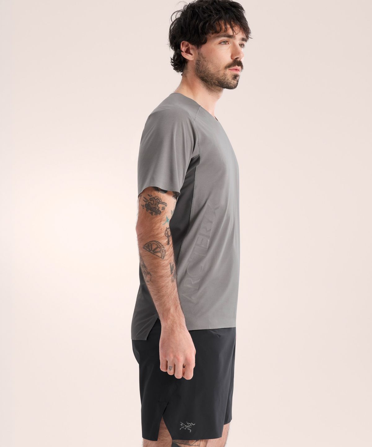아크테릭스(ARCTERYX) 노반 다운워드 로고 SS 남성 - VOID/CLOUD / ATQSM10340