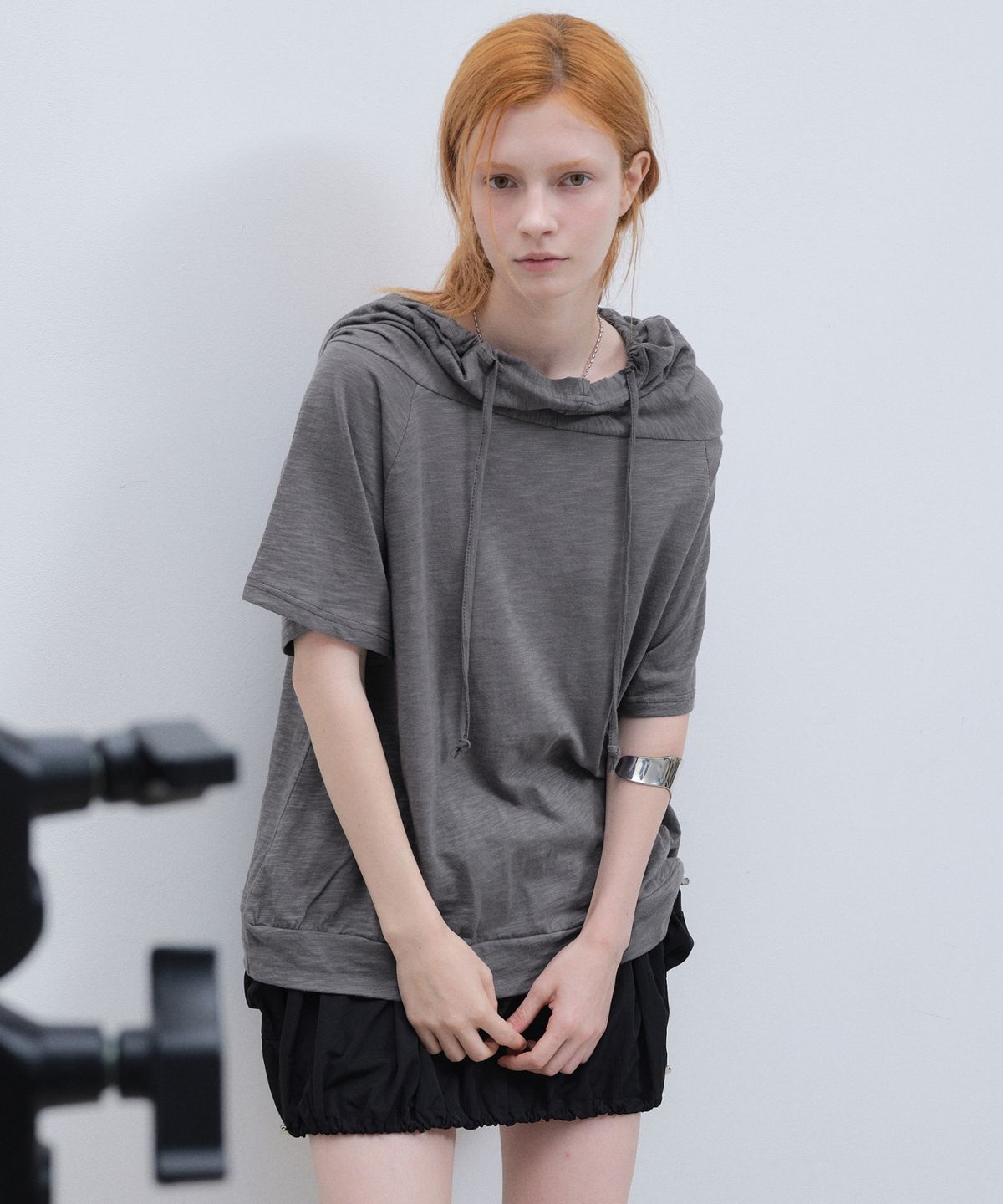 닉앤니콜(NICK&NICOLE) HOOD DRAPE STRING TOP_CHARCOAL