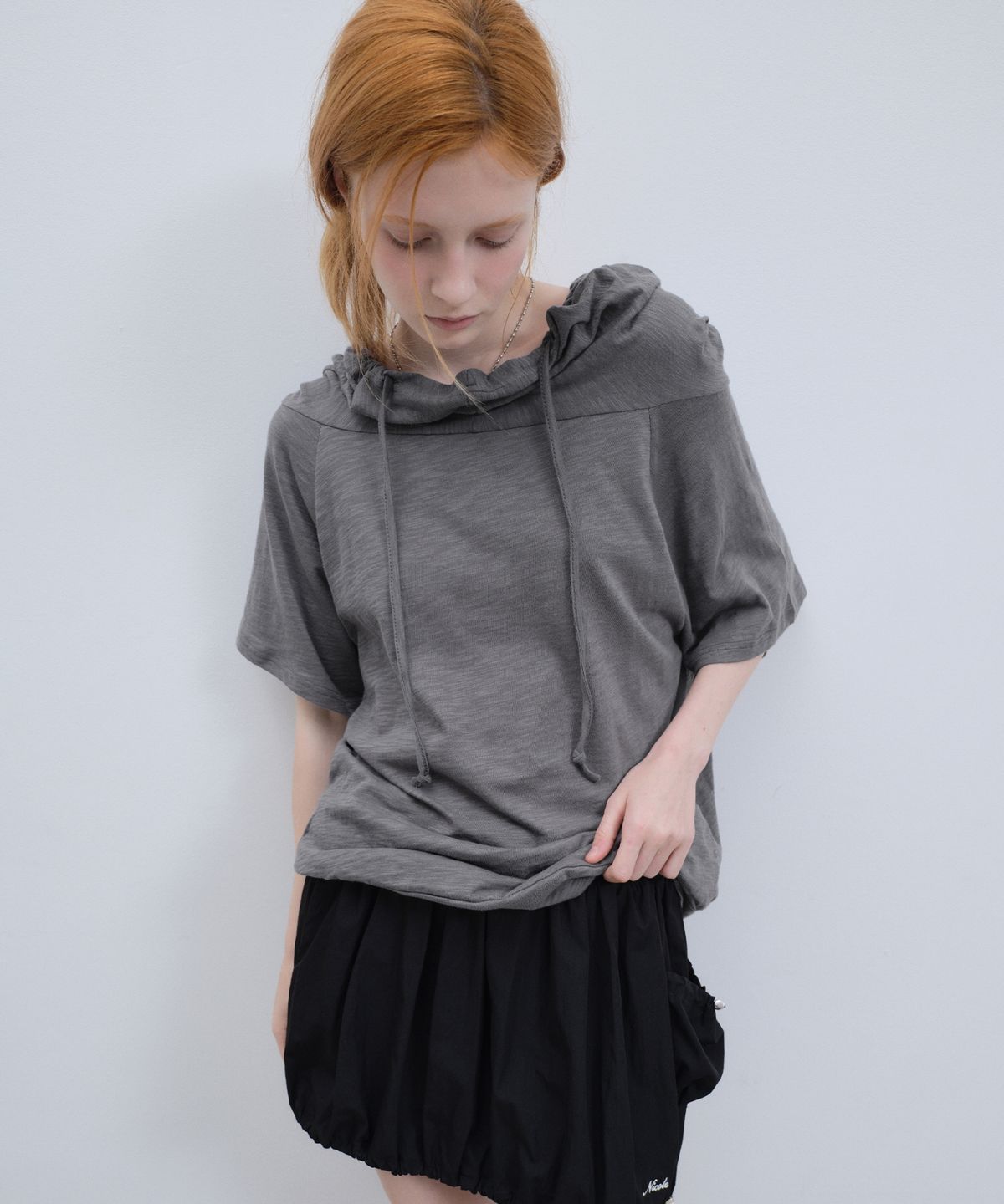 닉앤니콜(NICK&NICOLE) HOOD DRAPE STRING TOP_CHARCOAL