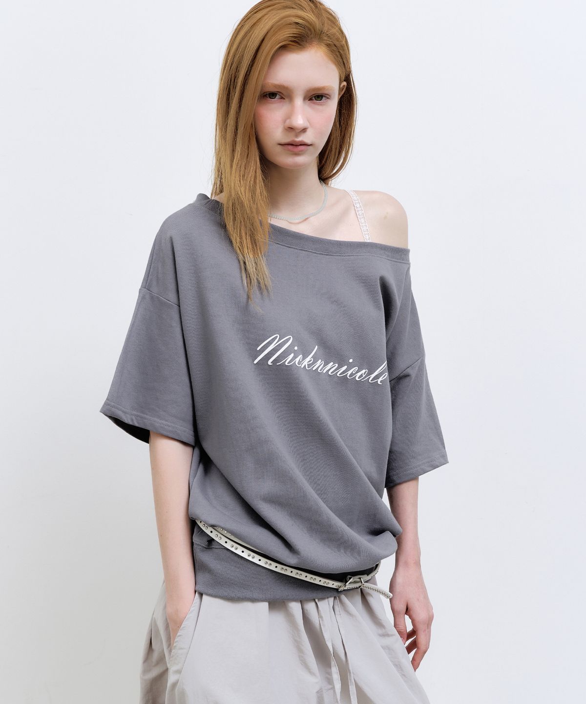 닉앤니콜(NICK&NICOLE) OFF SHOULDER LETTERING SWEAT TOP_CHARCOAL