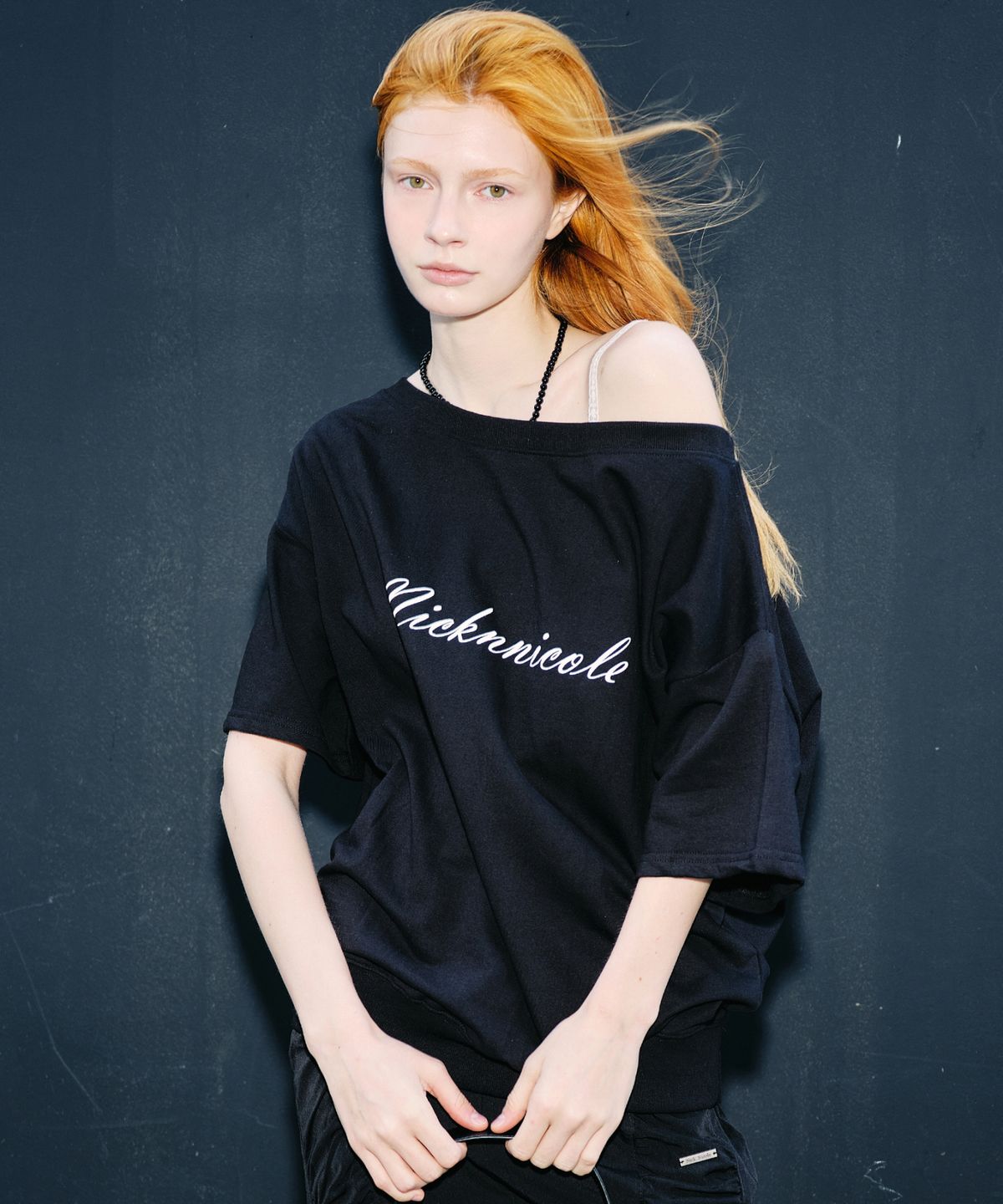 닉앤니콜(NICK&NICOLE) OFF SHOULDER LETTERING SWEAT TOP_BLACK