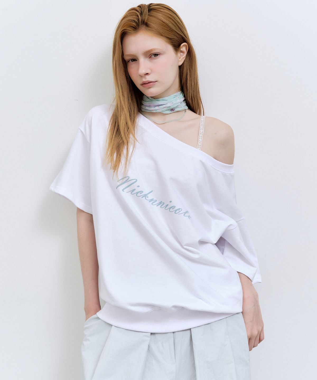 닉앤니콜(NICK&NICOLE) OFF SHOULDER LETTERING SWEAT TOP_WHITE