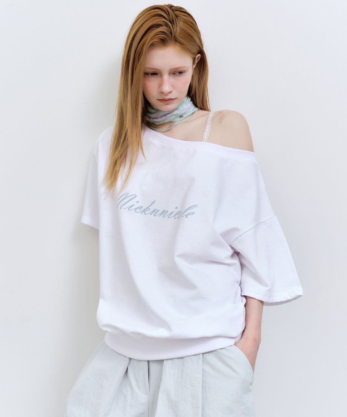닉앤니콜(NICK&NICOLE) OFF SHOULDER LETTERING SWEAT TOP_WHITE