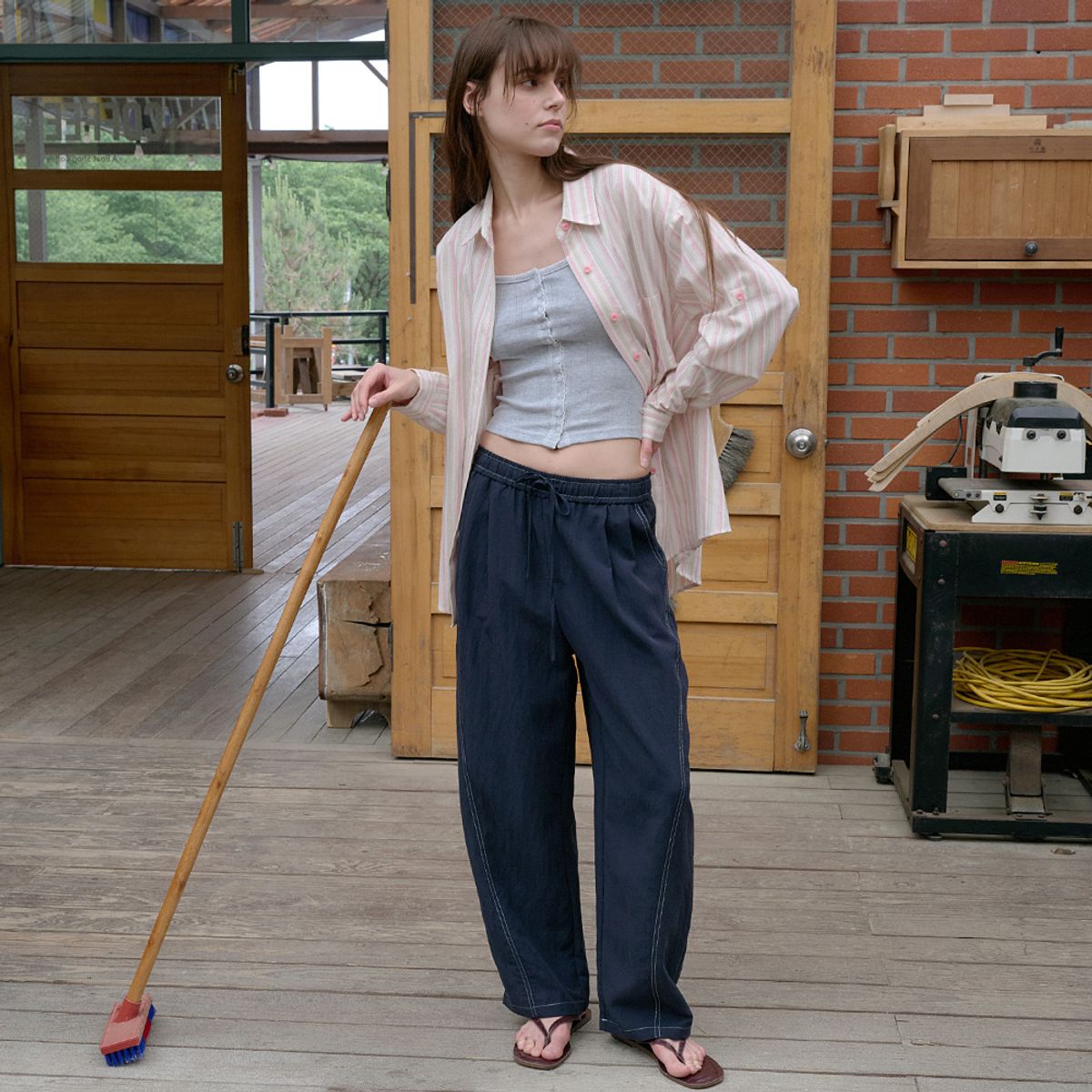 엘씨브이(LCVE) CURVED STITCH WIDE-FIT PANTS_NAVY