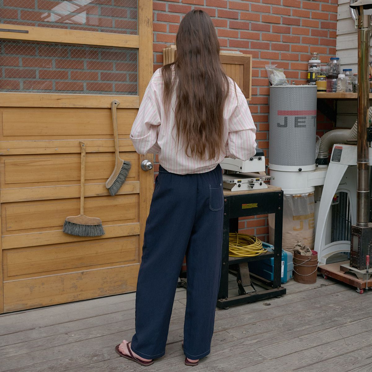 엘씨브이(LCVE) CURVED STITCH WIDE-FIT PANTS_NAVY