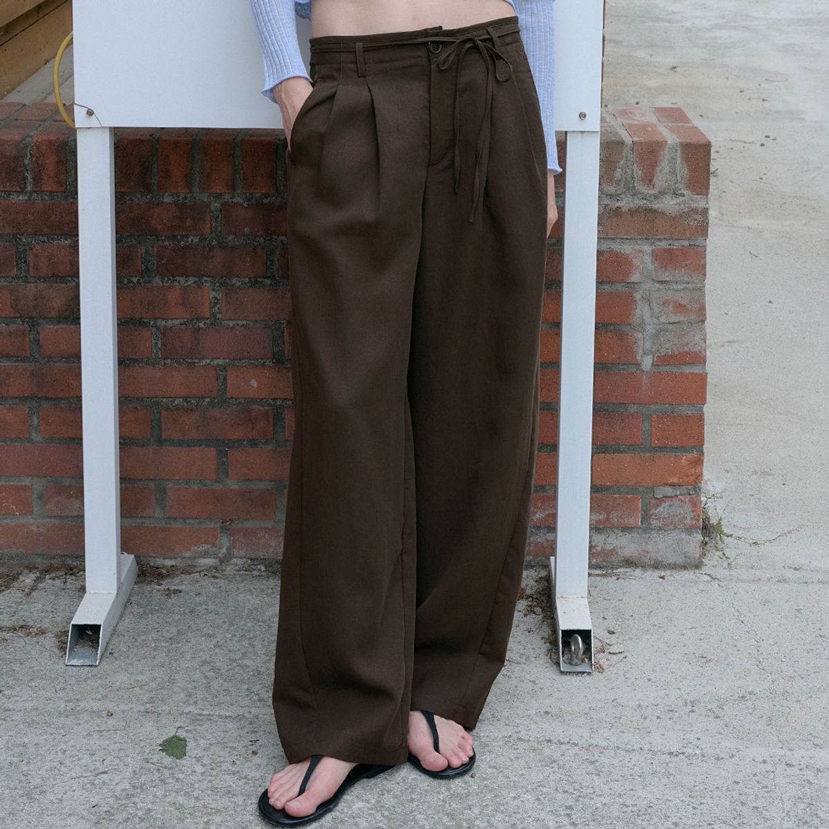 엘씨브이(LCVE) TWO-TUCK BELTED WIDE PANTS_BROWN