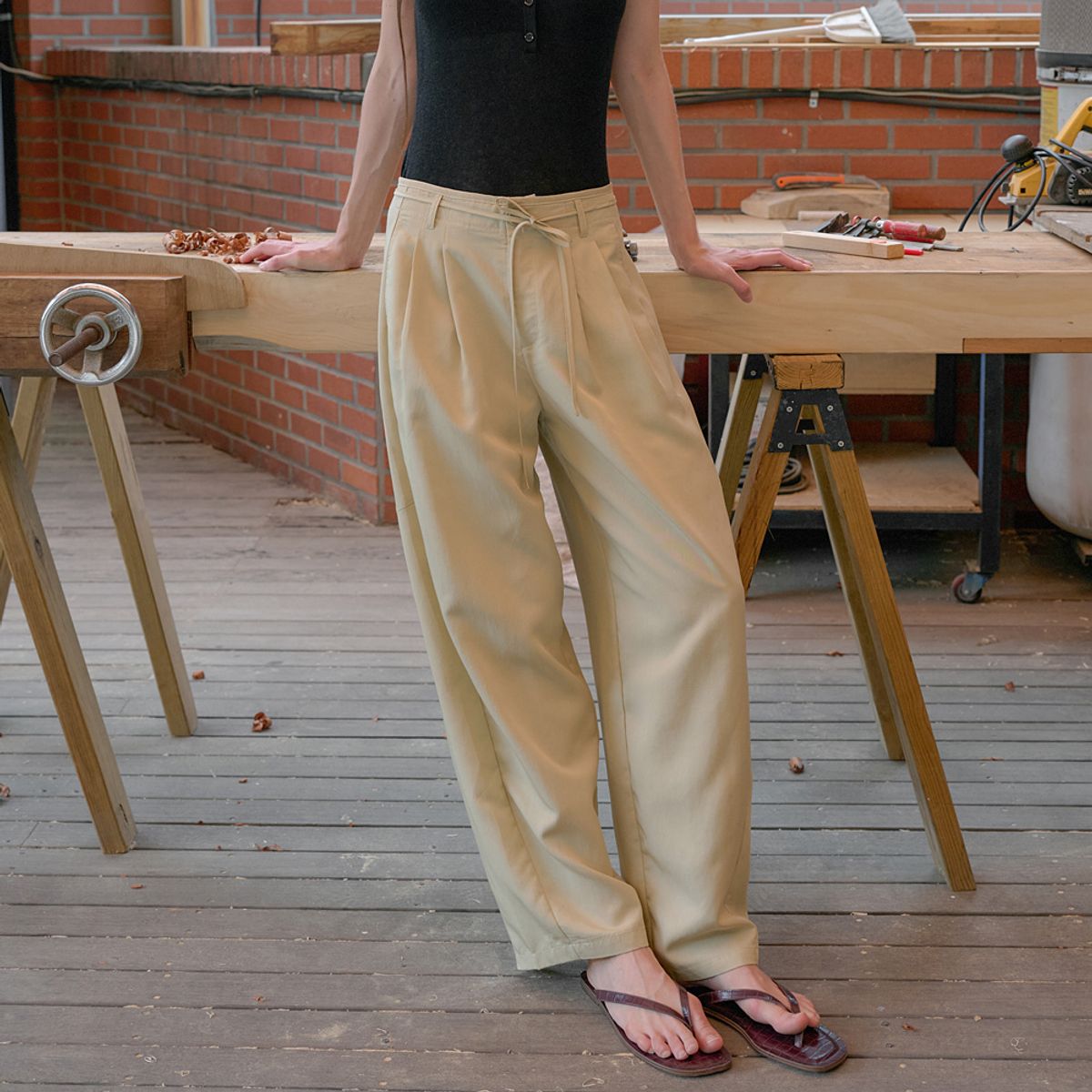 엘씨브이(LCVE) TWO-TUCK BELTED WIDE PANTS_BEIGE