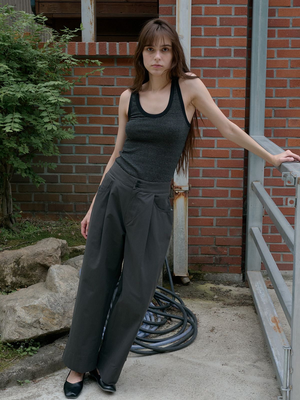 엘씨브이(LCVE) ROLL-UP BUTTON PANTS_CHARCOAL