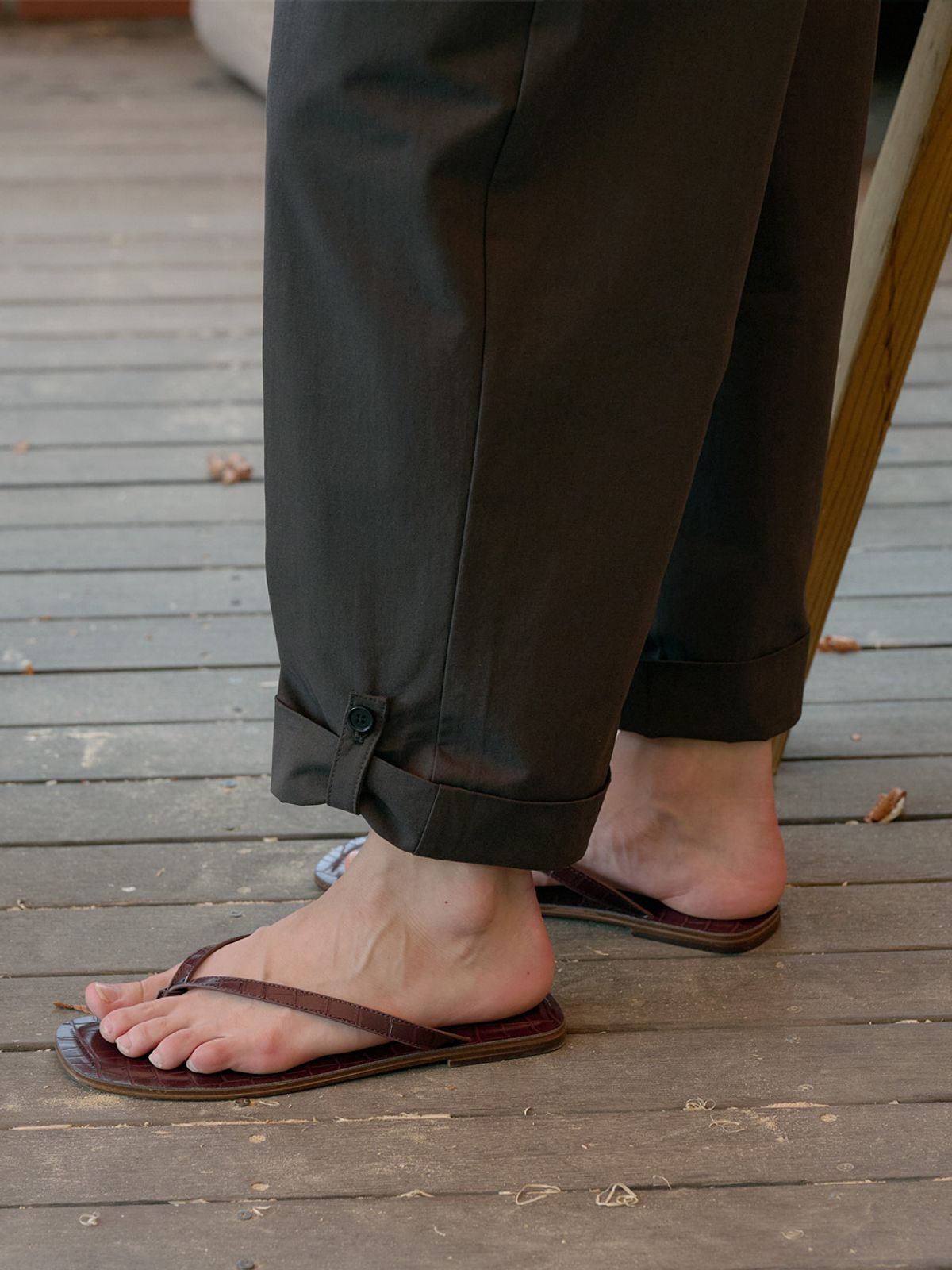 엘씨브이(LCVE) ROLL-UP BUTTON PANTS_CHARCOAL