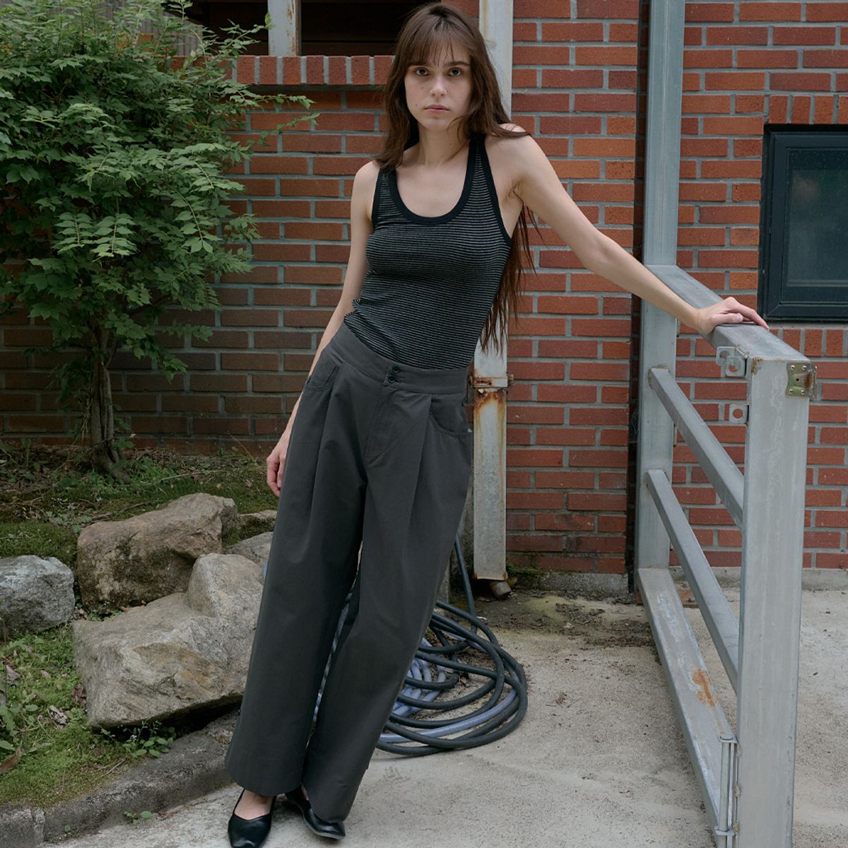 엘씨브이(LCVE) ROLL-UP BUTTON PANTS_CHARCOAL