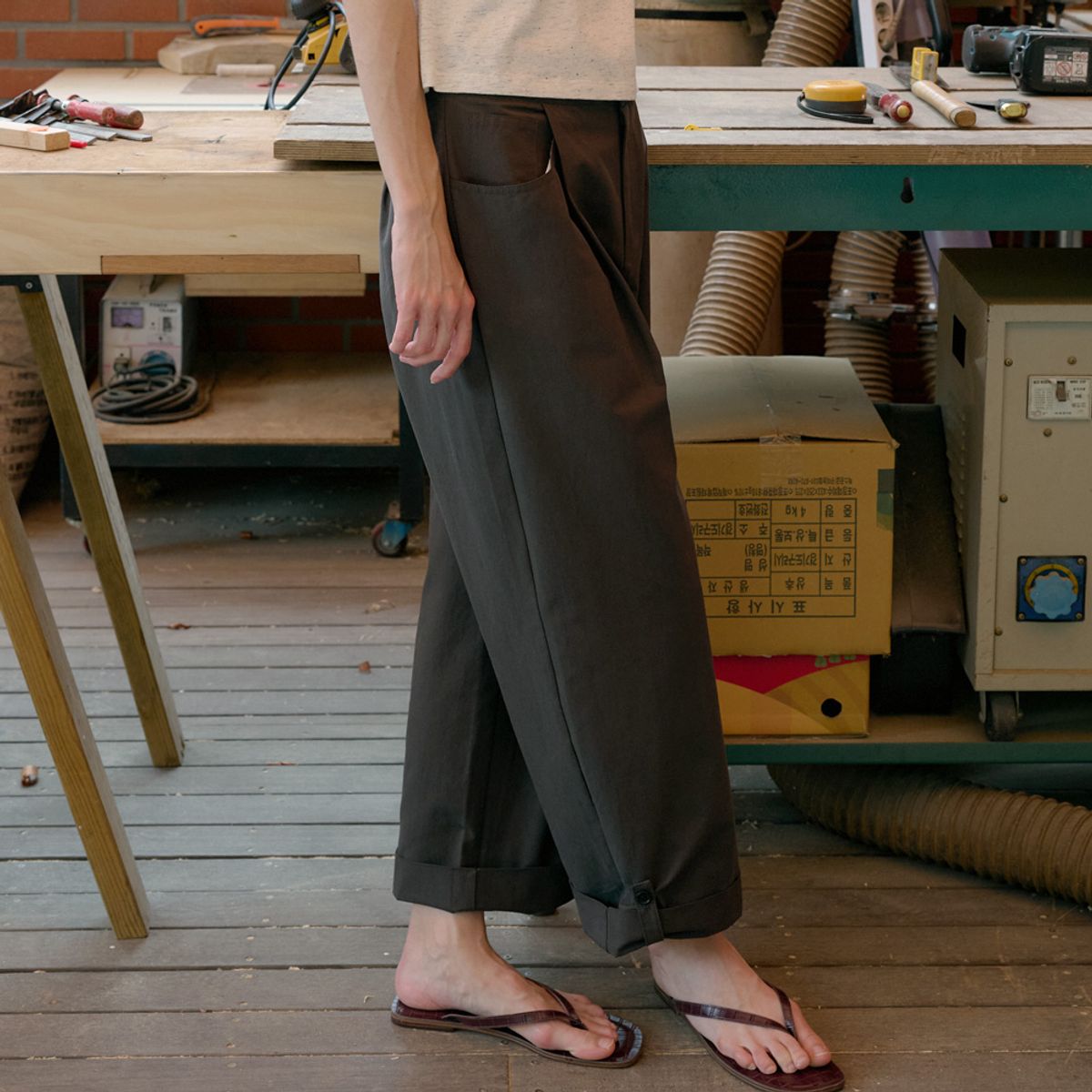 엘씨브이(LCVE) ROLL-UP BUTTON PANTS_CHARCOAL