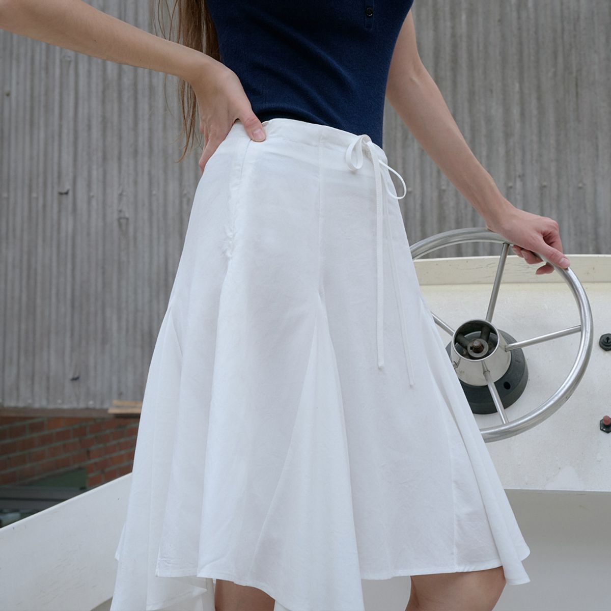 엘씨브이(LCVE) ASYMMETRIC FLARE SKIRT_WHITE