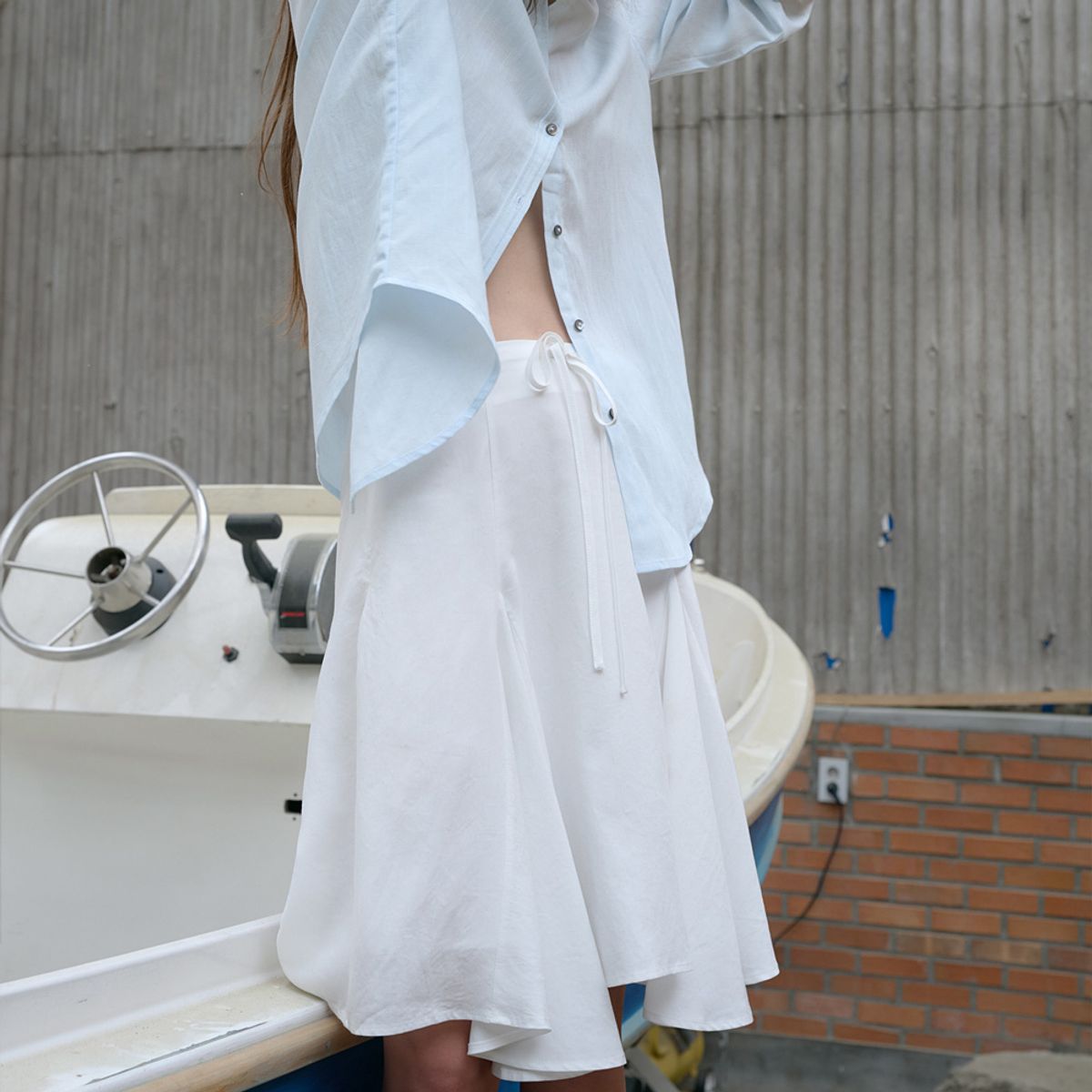엘씨브이(LCVE) ASYMMETRIC FLARE SKIRT_WHITE
