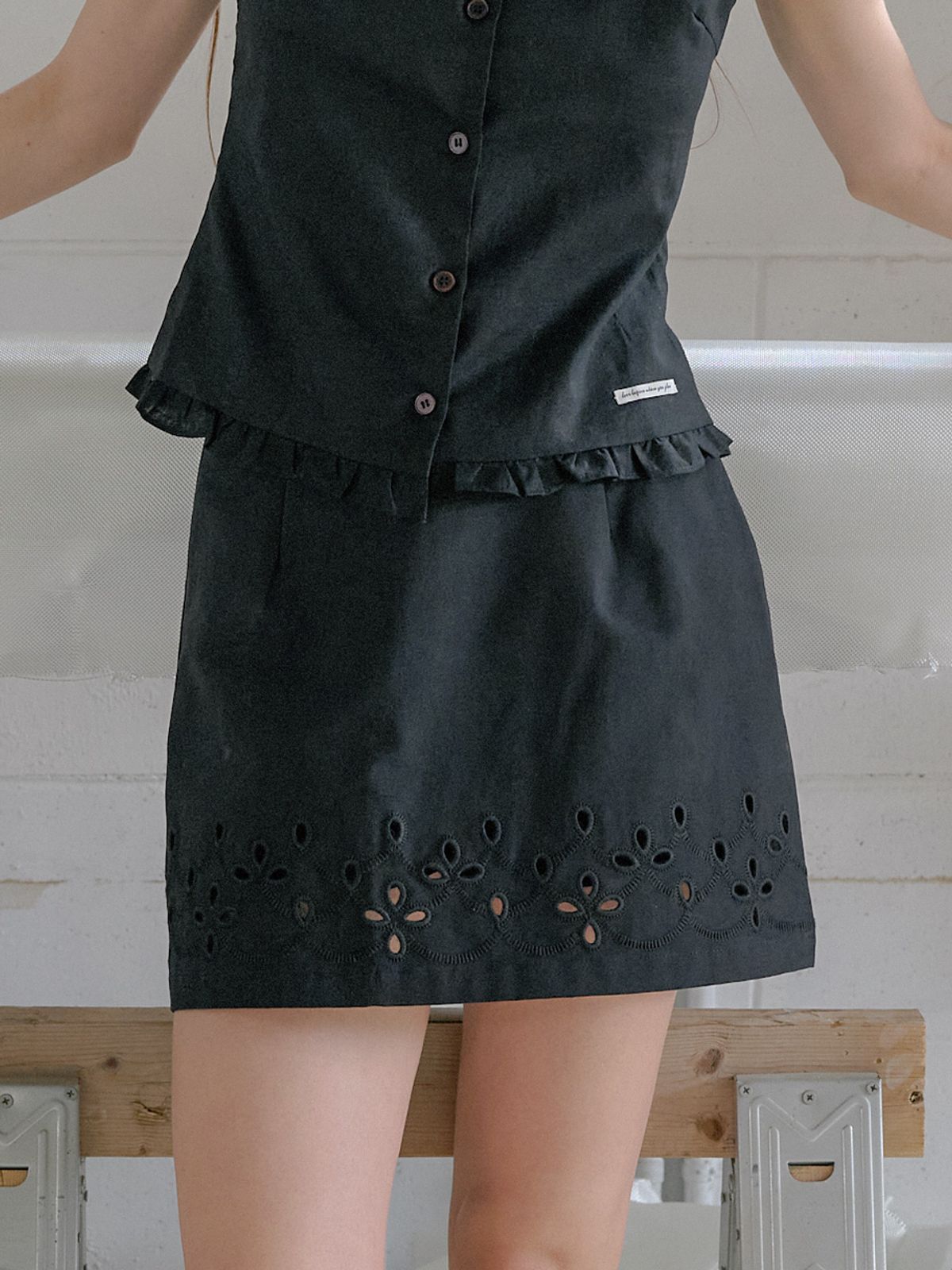엘씨브이(LCVE) PUNCHING LACE MINI SKIRT_BLACK