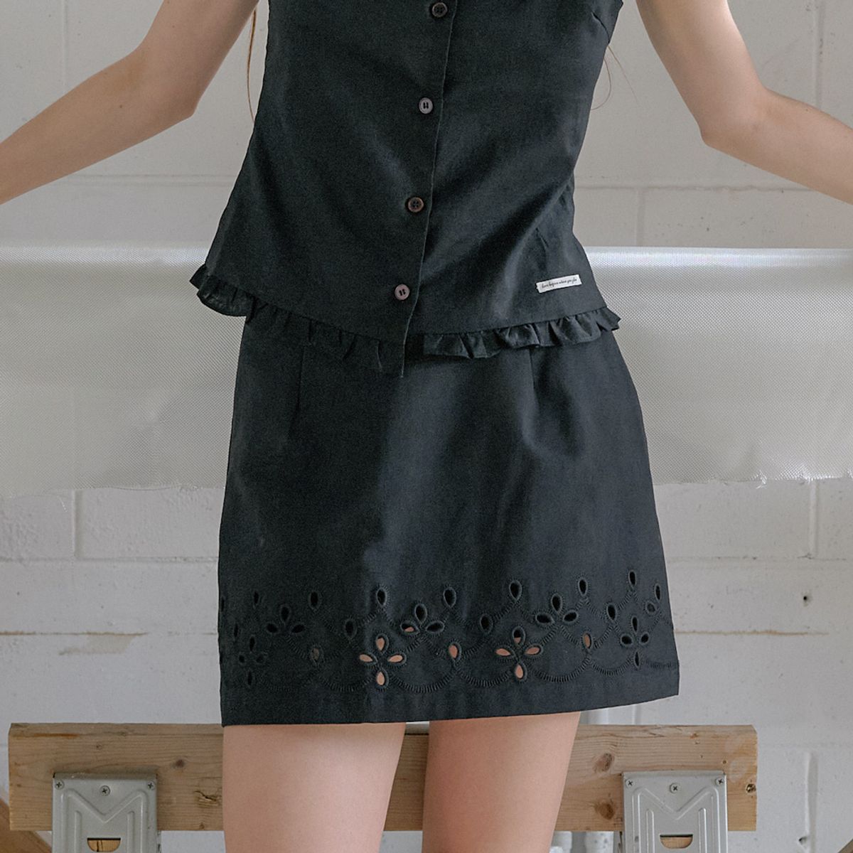 엘씨브이(LCVE) PUNCHING LACE MINI SKIRT_BLACK