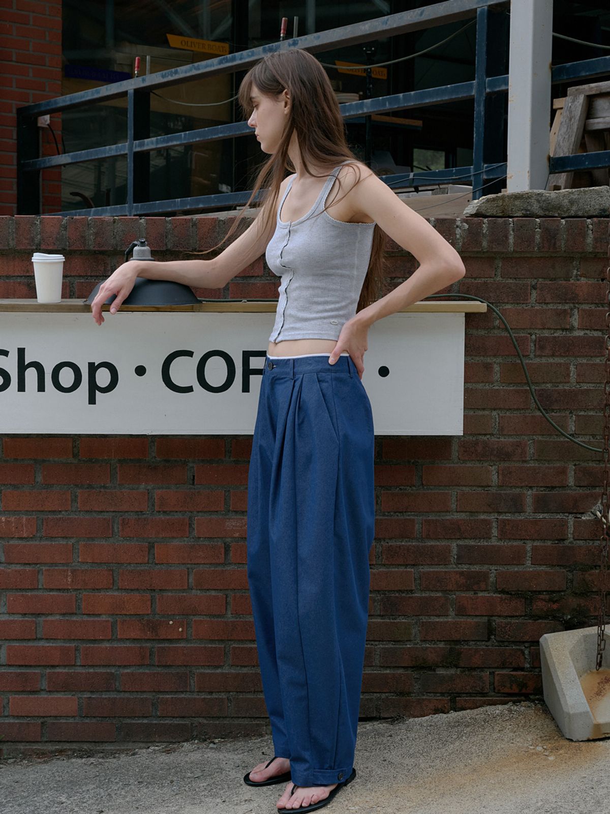 엘씨브이(LCVE) EYELET LACE SLEEVELESS TOP_GRAY