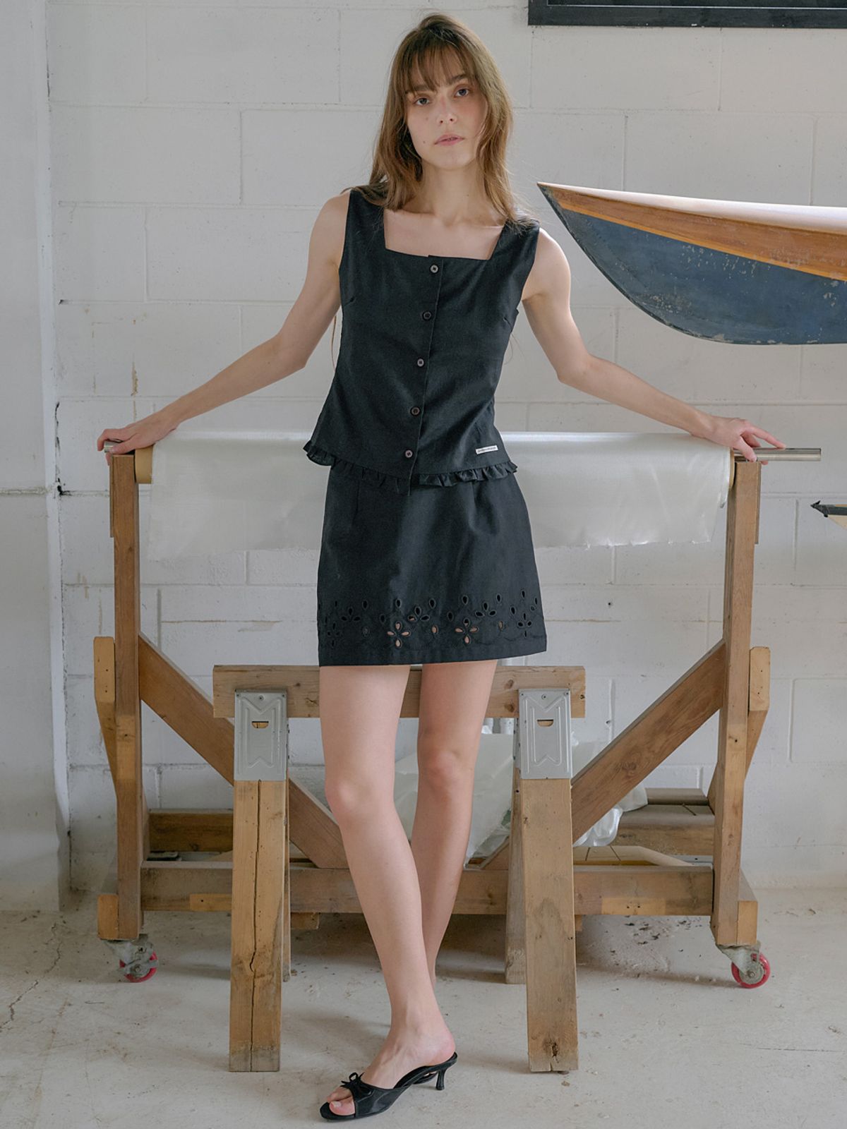 엘씨브이(LCVE) FRILL SLEEVELESS BLOUSE_BLACK