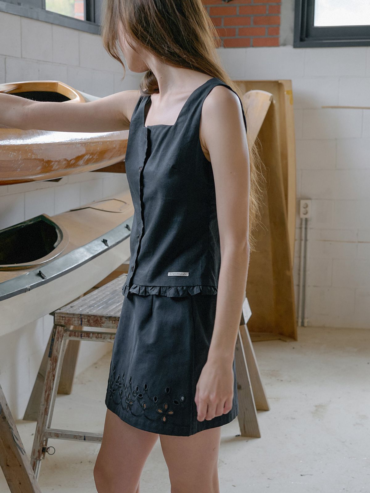 엘씨브이(LCVE) FRILL SLEEVELESS BLOUSE_BLACK
