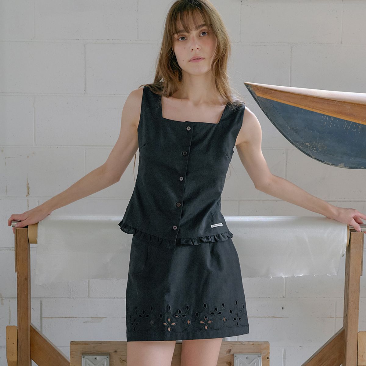 엘씨브이(LCVE) FRILL SLEEVELESS BLOUSE_BLACK