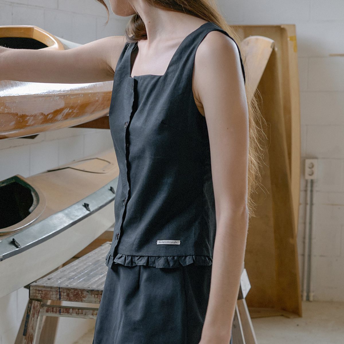 엘씨브이(LCVE) FRILL SLEEVELESS BLOUSE_BLACK